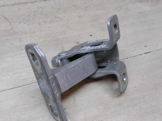 petlia-zadnei-pravoi-raspasnoi-dveri-verxniaia-lada-largus-art-48146