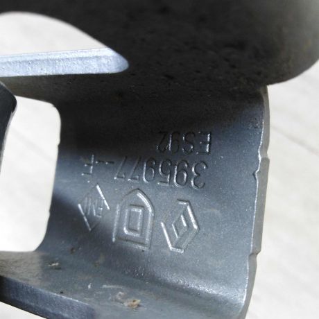 petlia-zadnei-pravoi-raspasnoi-dveri-verxniaia-lada-largus-art-48146-big-3