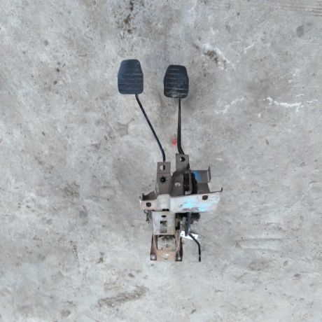 pedalnyi-uzel-audi-100-c3-ne-perexodnaia-pedal-art-50133-big-0