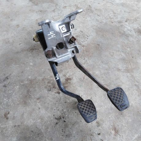 pedalnyi-uzel-audi-100-c3-pedal-perexodnaia-art-50277-big-0