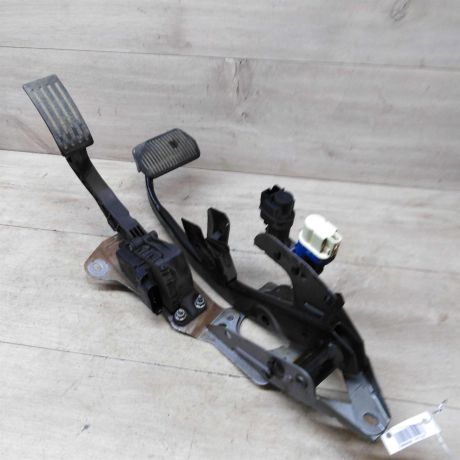 pedalnyi-uzel-pedal-gaza-ford-focus-2-do-rest-16i-hwda-akpp-art-52140-big-0