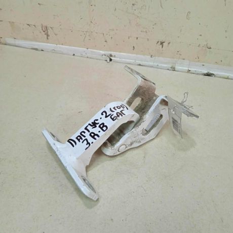 petlia-zadnei-pravoi-raspasnoi-dveri-verxniaia-lada-largus-art-73078-big-0