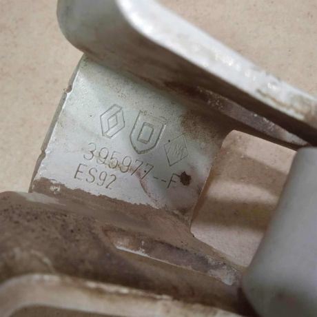 petlia-zadnei-pravoi-raspasnoi-dveri-verxniaia-lada-largus-art-73078-big-4