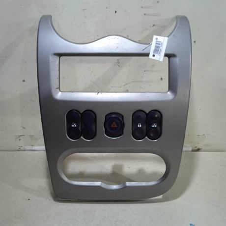 ramka-magnitoly-renault-logan-i-art-77395-big-0