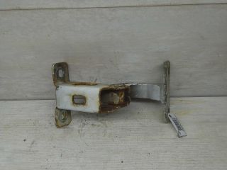 petlia-dveri-zadniaia-pravaia-nizniaia-dverki-bagaznika-lada-largus-art-80270