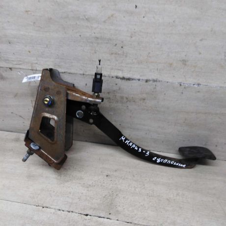 pedal-scepleniia-mitsubishi-carisma-i-restailing-art-84934-big-0