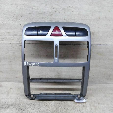 ramka-magnitoly-knopka-avariinoi-signalizacii-peugeot-307-art-88187-big-0