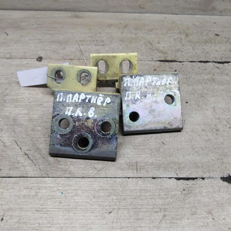 petlia-dveri-peredniaia-pravaia-peugeot-partner-i-restailing-art-96093-big-0