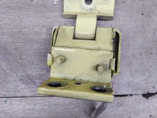 petlia-dveri-raspasnoi-zadniaia-pravaia-verxniaia-peugeot-partner-i-restailing-art-96094