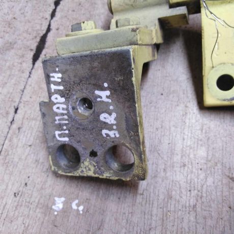 petlia-dveri-raspasnoi-zadniaia-pravaia-nizniaia-peugeot-partner-i-restailing-art-96126-big-4