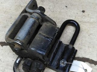 petlia-dveri-zadniaia-pravaia-nizniaia-audi-a6-c5-art-100594