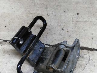 petlia-dveri-zadniaia-levaia-nizniaia-audi-a6-c5-art-100595