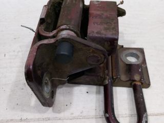 petlia-dverei-peredniaia-levaia-nizniaia-audi-a6-c5-est-liuft-art-101329