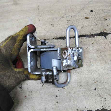 petlia-dveri-peredniaia-levaia-nizniaia-audi-a6-c5-art-107929-big-5