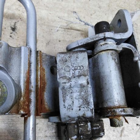 petlia-dveri-peredniaia-levaia-nizniaia-audi-a6-c5-art-107929-big-2