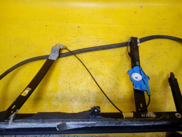 steklopodieemnik-elektriceskii-perednii-pravyi-audi-a4-b7-art-11475-big-1