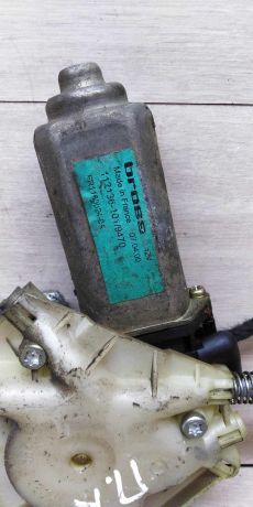 steklopodieemnik-elektriceskii-perednii-pravyi-volvo-s40-art-14326-big-1