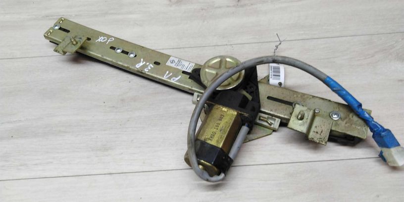 steklopodieemnik-elektriceskii-zadnii-pravyi-renault-logan-art-15078-big-0