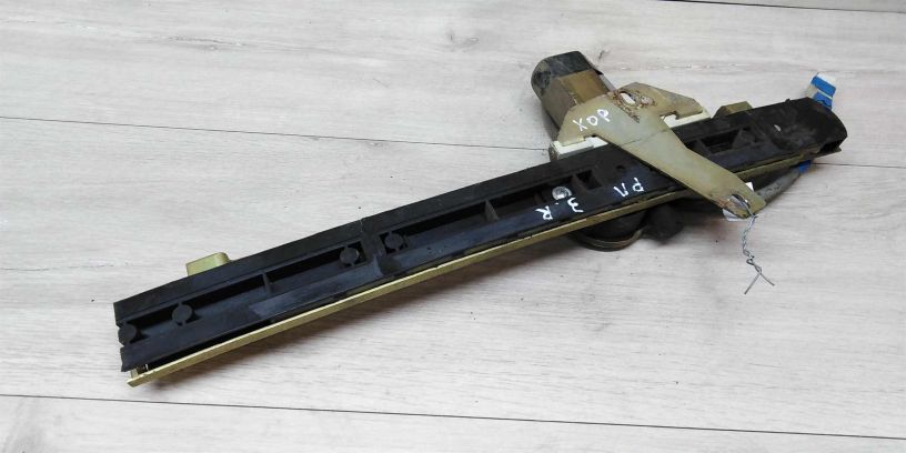 steklopodieemnik-elektriceskii-zadnii-pravyi-renault-logan-art-15078-big-1