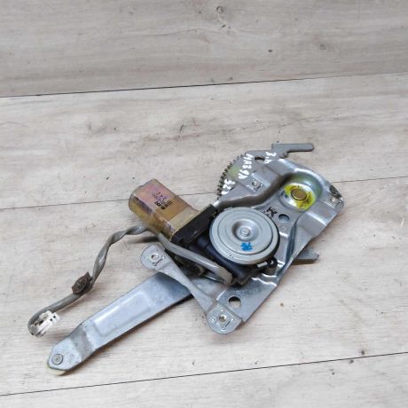 steklopodieemnik-zadnii-pravyi-mazda-323-art-15510-big-1