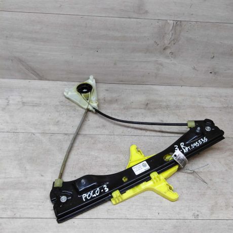 steklopodieemnik-zadnii-pravyi-volkswagen-polo-sedan-art-16505-big-0