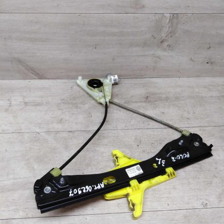 steklopodieemnik-zadnii-levyi-volkswagen-polo-sedan-art-16506-big-0