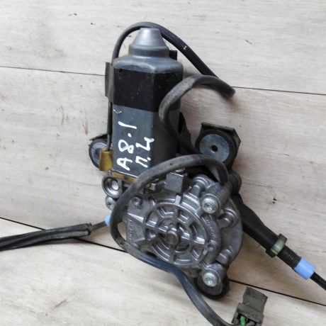 steklopodieemnik-perednii-audi-a8-d2-art-18776-big-1