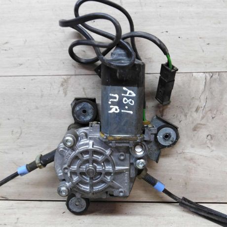 steklopodieemnik-perednii-audi-a8-d2-art-18777-big-2