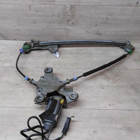 steklopodieemnik-perednii-audi-a8-d2-art-18777-big-1