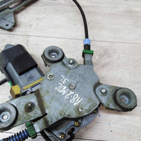 steklopodieemnik-zadnii-levyi-audi-a8-d2-art-24945-big-1