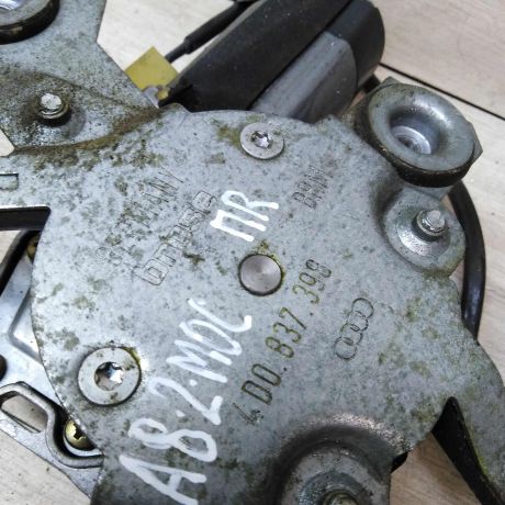 steklopodieemnik-perednii-pravyi-audi-a8-d2-art-25004-big-2