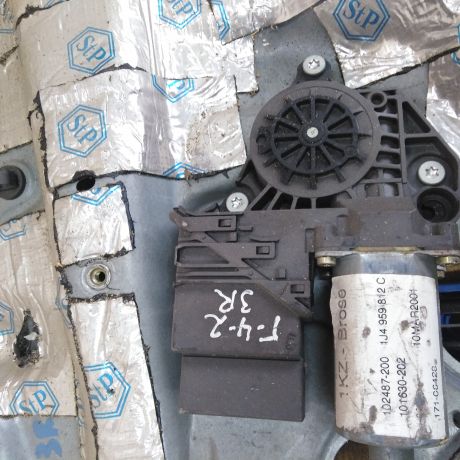 steklopodieemnik-zadnii-pravyi-volkswagen-golf-4-art-27702-big-1