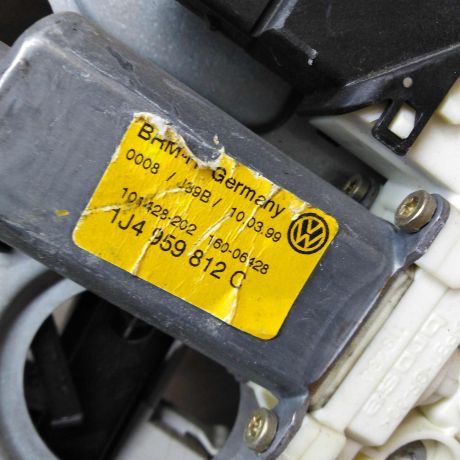 steklopodieemnik-zadnii-pravyi-volkswagen-bora-art-28117-big-1