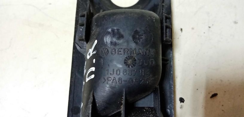 rucka-vnutrenniaia-otkryvaniia-dveri-volkswagen-golf-4-art-28938-big-1