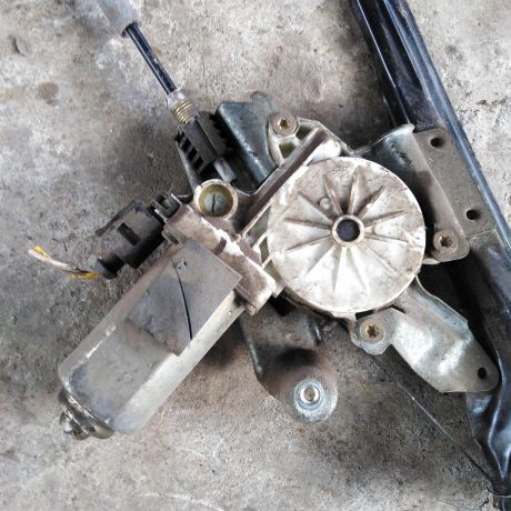 steklopodieemnik-perednii-ford-focus-1-rest-levyi-art-29545-big-3