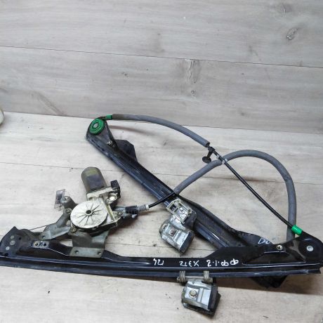 steklopodieemnik-perednii-ford-focus-1-rest-levyi-art-30851-big-0