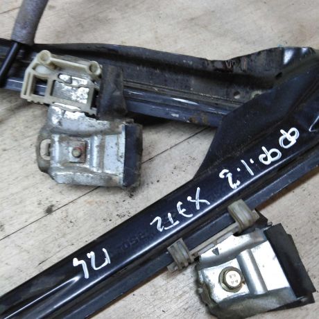 steklopodieemnik-perednii-ford-focus-1-rest-levyi-art-30851-big-4