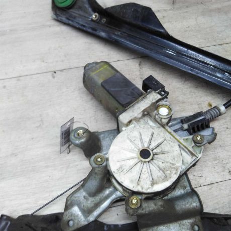 steklopodieemnik-perednii-ford-focus-1-rest-levyi-art-30851-big-3