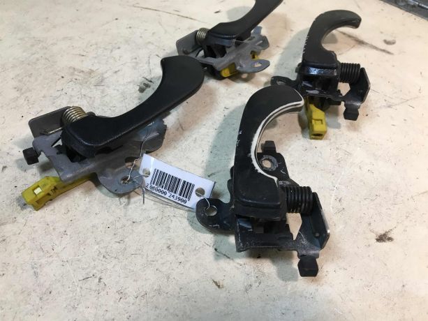 rucka-vnutrenniaia-otkryvaniia-dveri-mitsubishi-carisma-restailing-art-33077-big-2