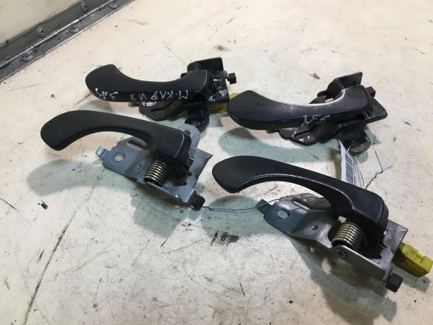 rucka-vnutrenniaia-otkryvaniia-dveri-mitsubishi-carisma-restailing-art-33077-big-0