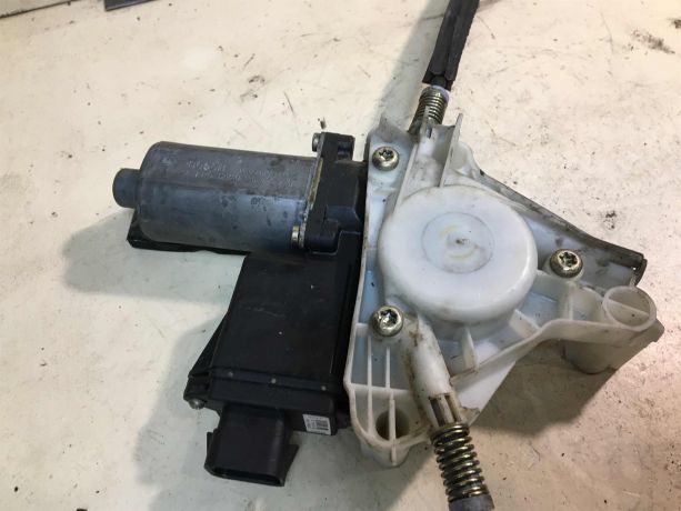 steklopodieemnik-perednii-mitsubishi-carisma-rest-levyi-art-33194-big-3