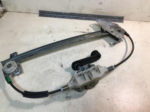 steklopodieemnik-zadnii-levyi-mexaniceskii-mitsubishi-carisma-rest-art-33213-big-2