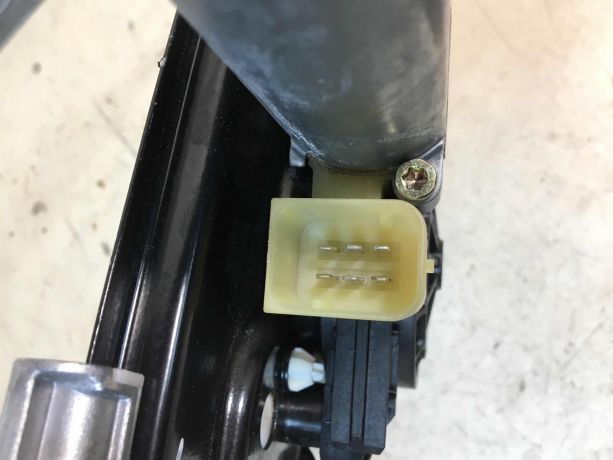 steklopodieemnik-zadnii-levyi-mercedes-w203-do-rest-art-33596-big-2