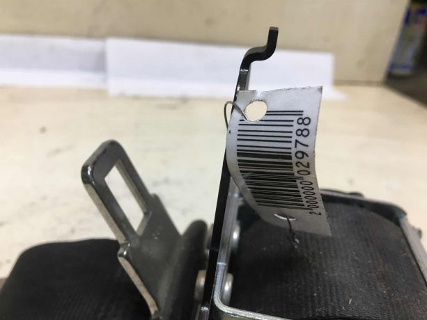 remen-bezopasnosti-zadnii-srednii-toyota-avensis-iii-09g-art-37141-big-1