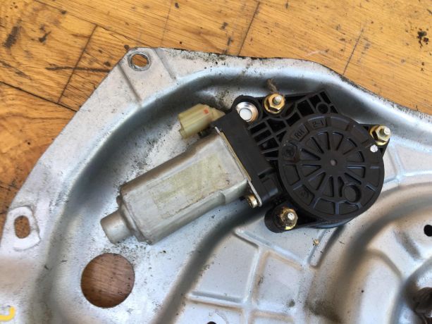 steklopodieemnik-perednii-levyi-hyundai-elantra-3-xd-2-rest-art-37248-big-2