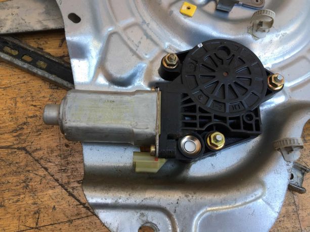 steklopodieemnik-zadnii-levyi-hyundai-elantra-3-xd-2-rest-art-37340-big-4