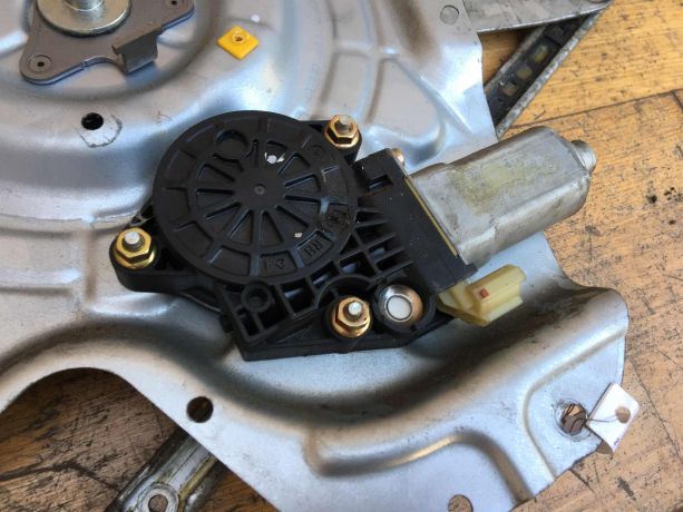 steklopodieemnik-zadnii-pravyi-hyundai-elantra-3-xd-2-rest-art-37341-big-3