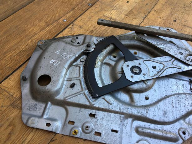 steklopodieemnik-perednii-pravyi-hyundai-elantra-3-xd-2-rest-art-37343-big-1