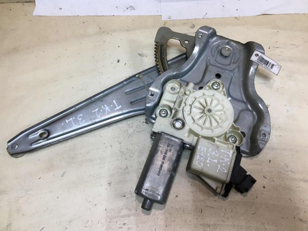 steklopodieemnik-zadnii-levyi-toyota-corolla-ix-e120-e130-rest-xetcbek-art-37555-big-0