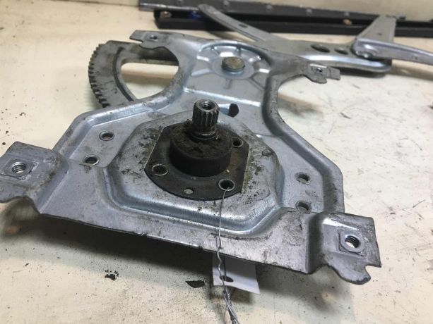 steklopodieemnik-mexaniceskii-perednii-pravyi-volkswagen-passat-b3-art-39168-big-2